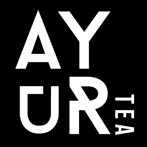 Logo für Ayurveda-Tee in weißen Buchstaben auf schwarzem Hintergrund.